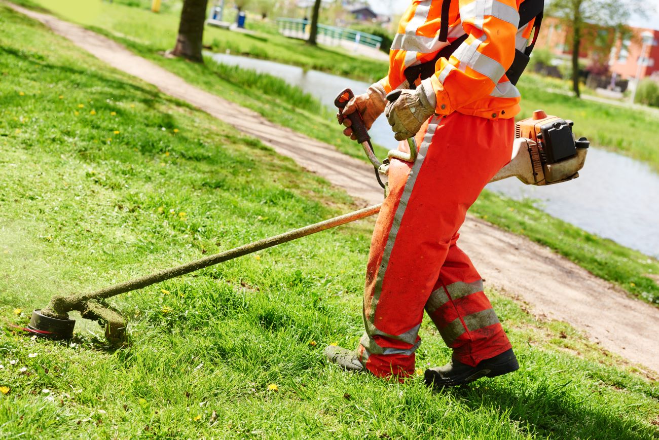 Groenvoorziener aan het werk met zijn bosmaaier